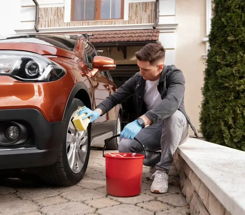 Lavage auto à domicile Romilly-sur-Andelle : professionnel intervenant sur un véhicule